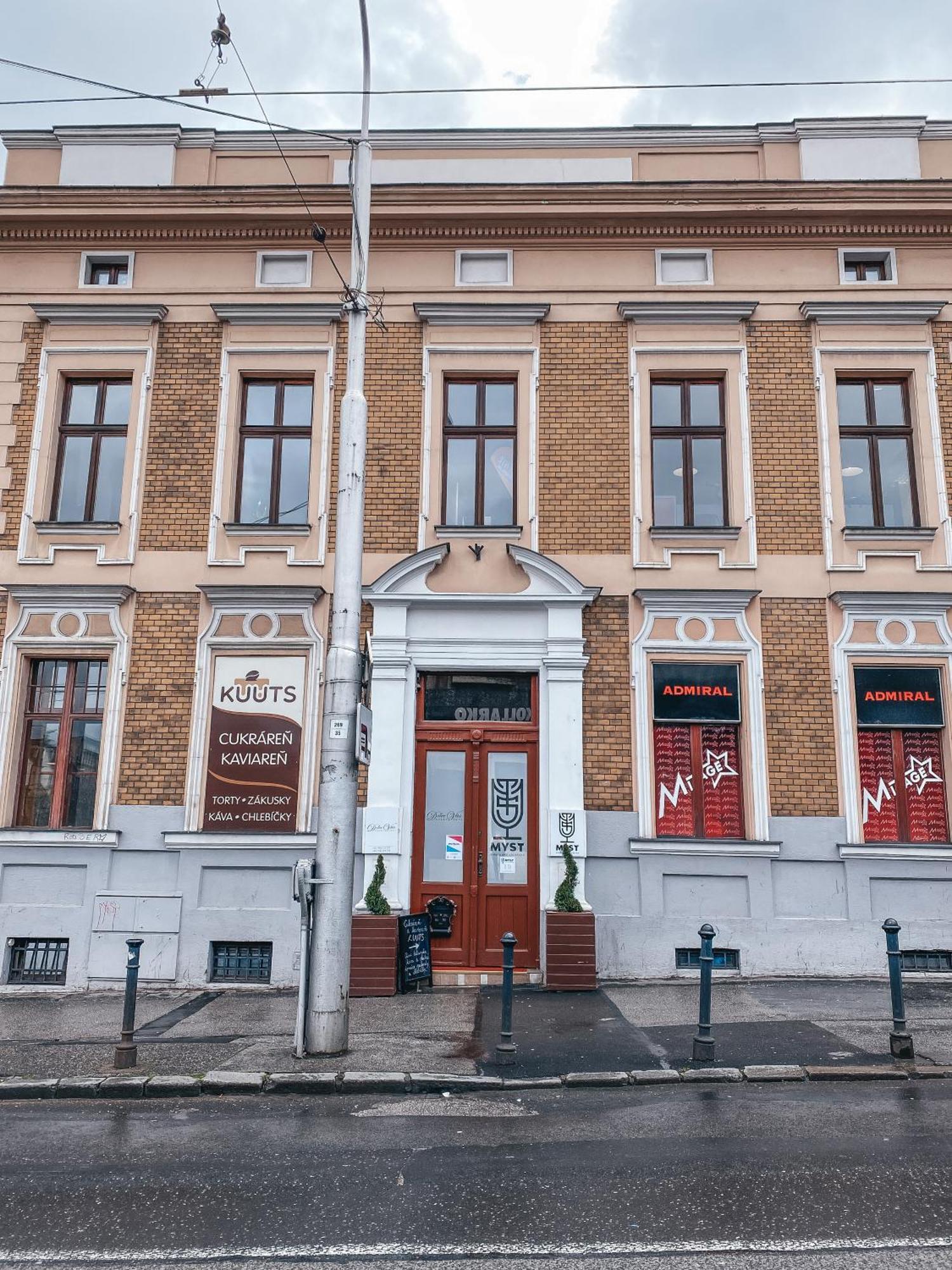 Blue Lotus Apartments Bratislava Buitenkant foto